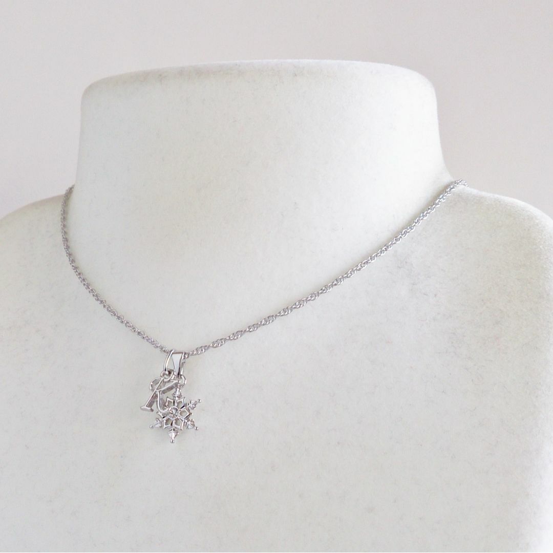 『天から贈られた宝石』 雪の結晶と選べるイニシャルのネックレス（シルバー） ハンドメイドのアクセサリー(ネックレス)の商品写真
