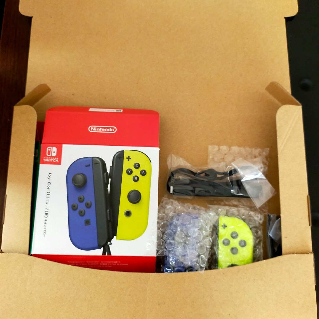 Nintendo Switch(ニンテンドースイッチ)のSwitch　ジョイコン　ネオンレッド＆ネオンブルー　新品未使用 エンタメ/ホビーのゲームソフト/ゲーム機本体(その他)の商品写真