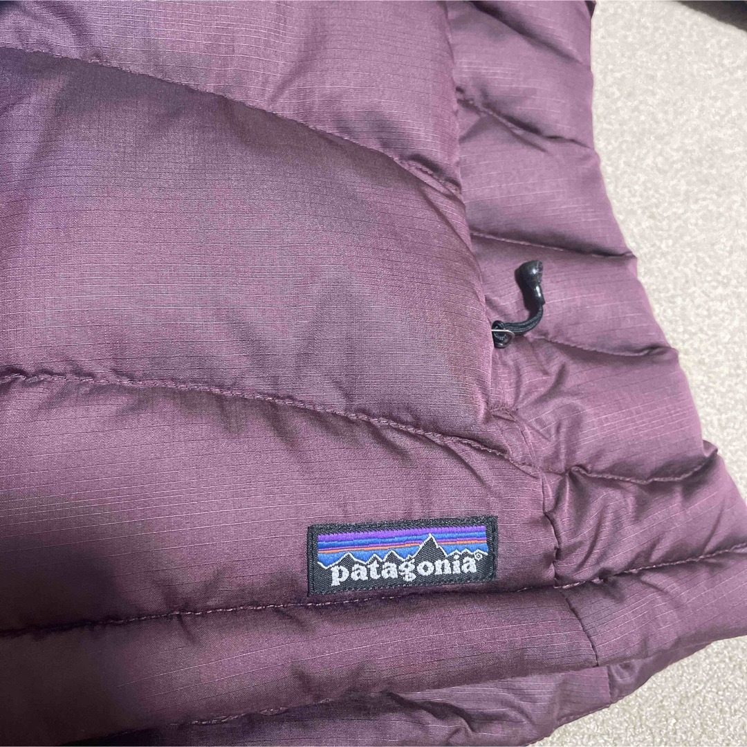 patagonia(パタゴニア)の【新品未使用☆タグ付き】パタゴニア　ダウンジャケット　袋付き　紫 レディースのジャケット/アウター(ダウンジャケット)の商品写真