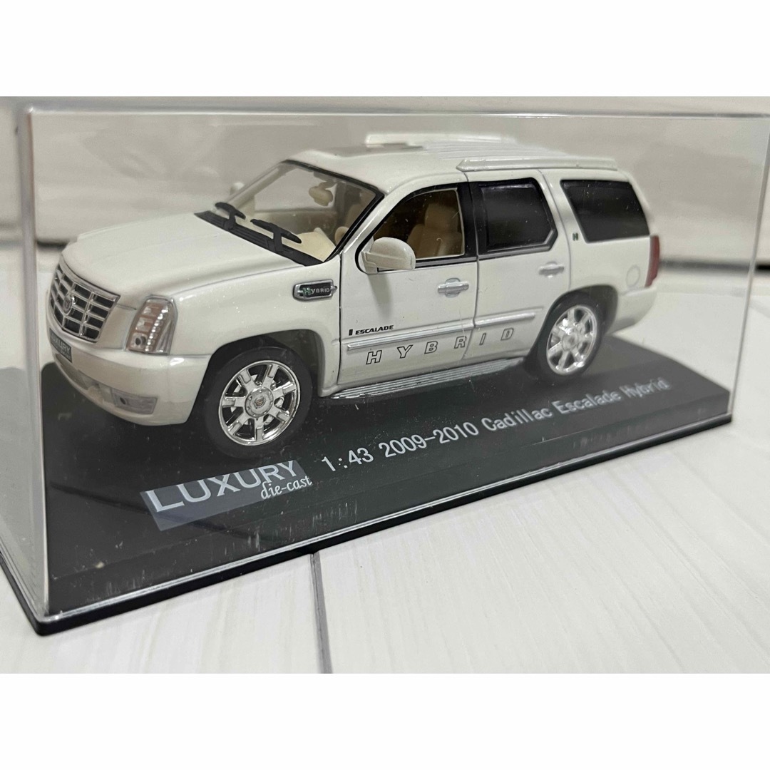 《箱付》1:43 CADILLAC ESCALADE ミニカーLUXURY