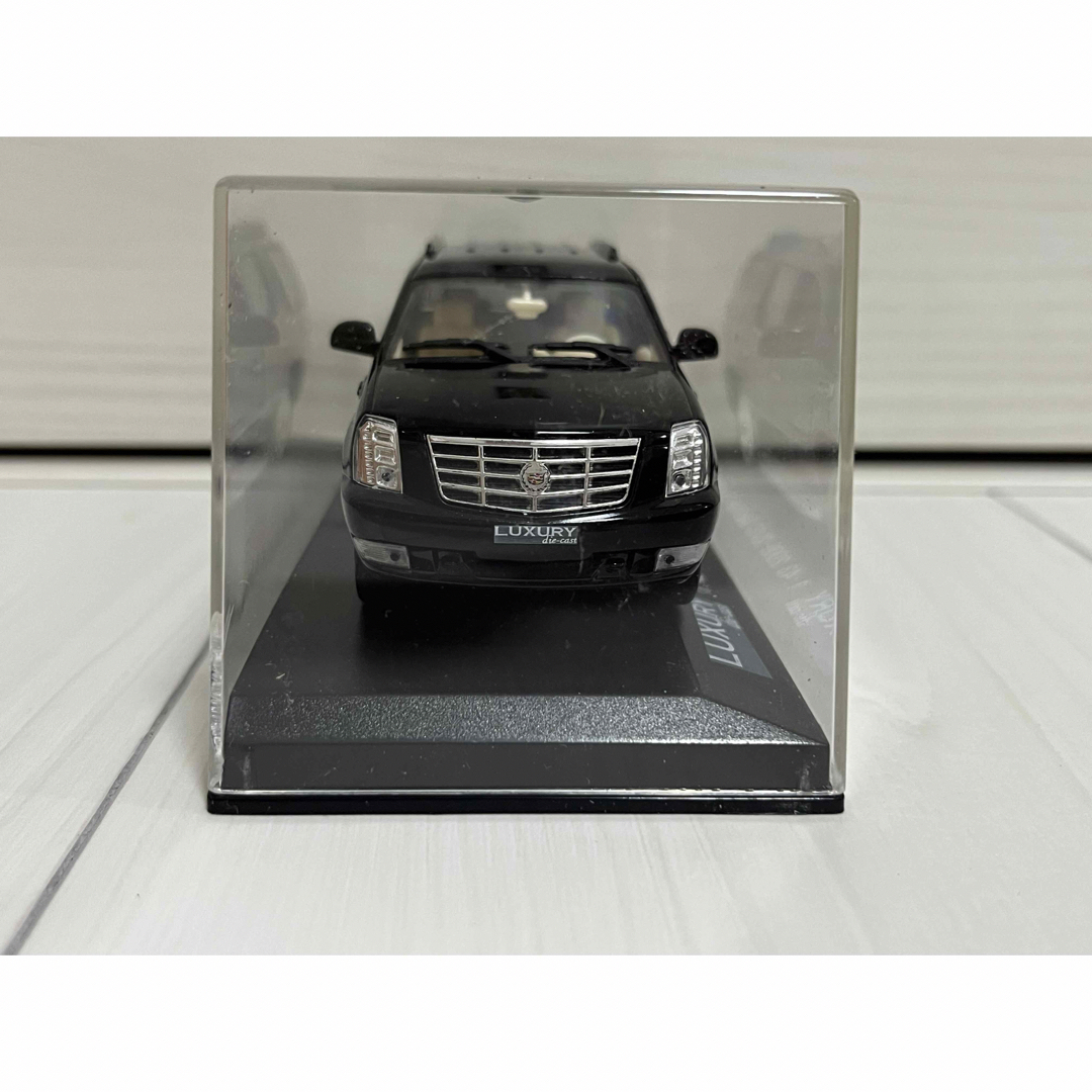 新品ショップ 《箱付》1:43 CADILLAC エスカレード ミニカー