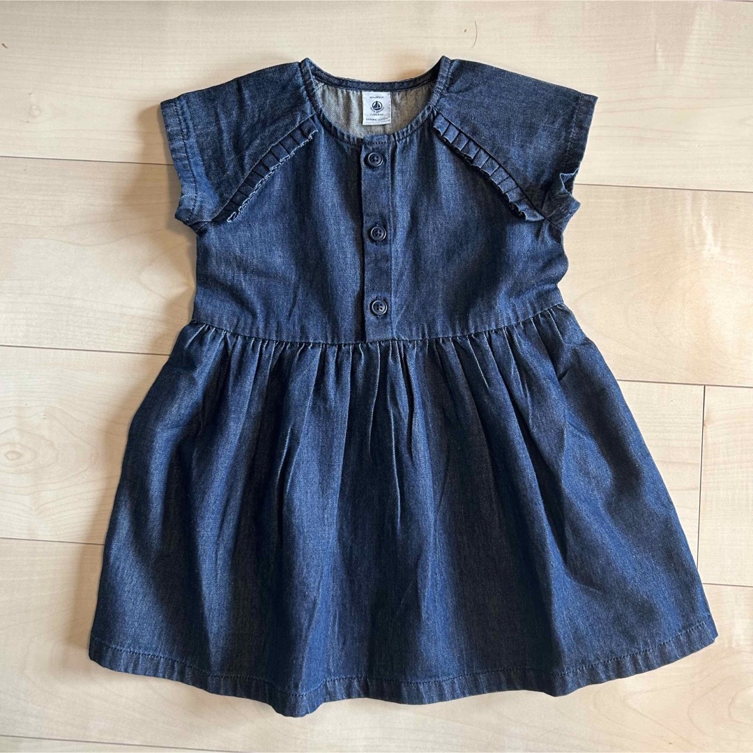 PETIT BATEAU(プチバトー)の【新品未使用】プチバトー デニムワンピース キッズ/ベビー/マタニティのベビー服(~85cm)(ワンピース)の商品写真