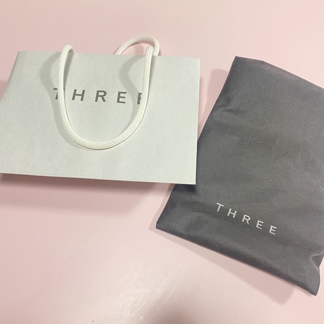 THREE(スリー)のTHREE ショッパー 紙袋 ギフト ラッピング プレゼント インテリア/住まい/日用品のオフィス用品(ラッピング/包装)の商品写真