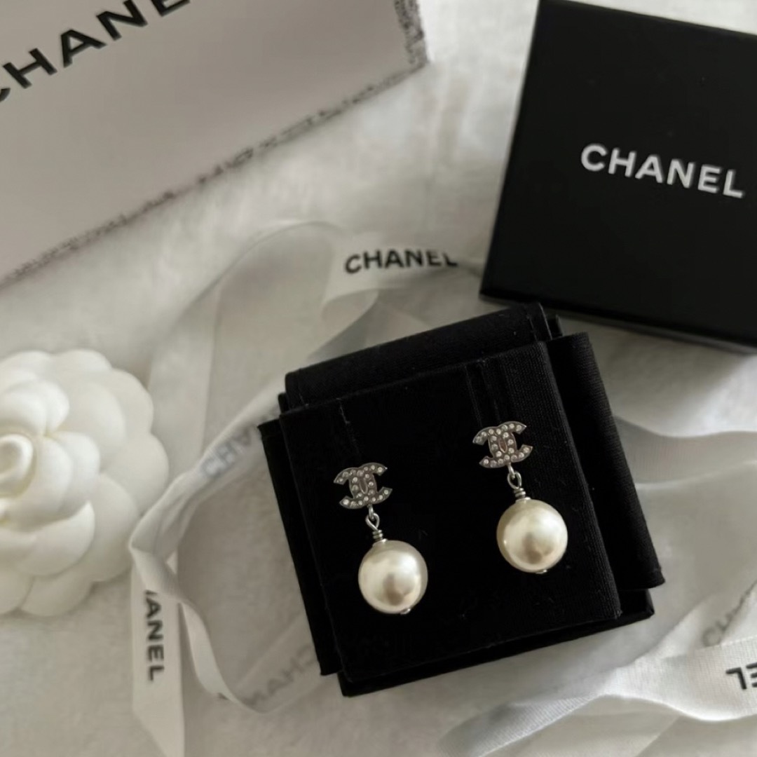 CHANEL(シャネル)の【大人気希少★新品すぐ届く】CHANEL 定番パールピアス プレゼントにも♪ レディースのアクセサリー(ピアス)の商品写真