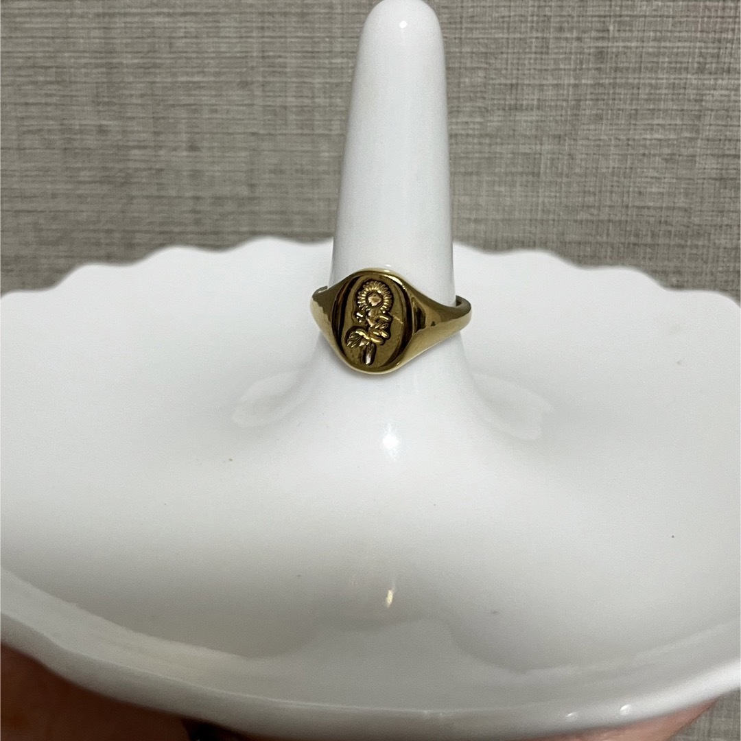 ゴールドリング　指輪　フラワーモチーフ レディースのアクセサリー(リング(指輪))の商品写真
