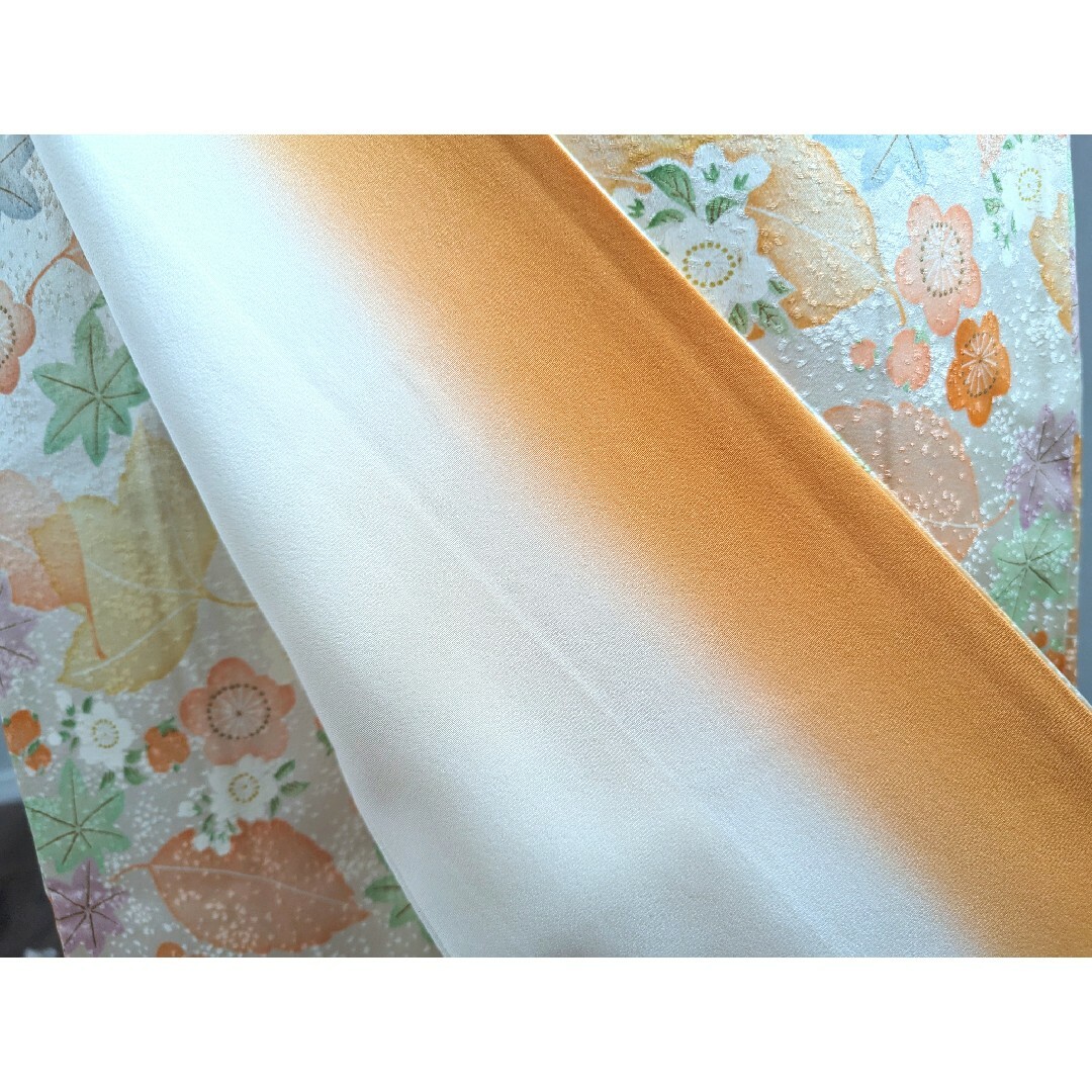 【袷】小紋 身丈156裄64.5 正絹 白 オレンジ パステルカラー 金彩 紅葉 レディースの水着/浴衣(着物)の商品写真