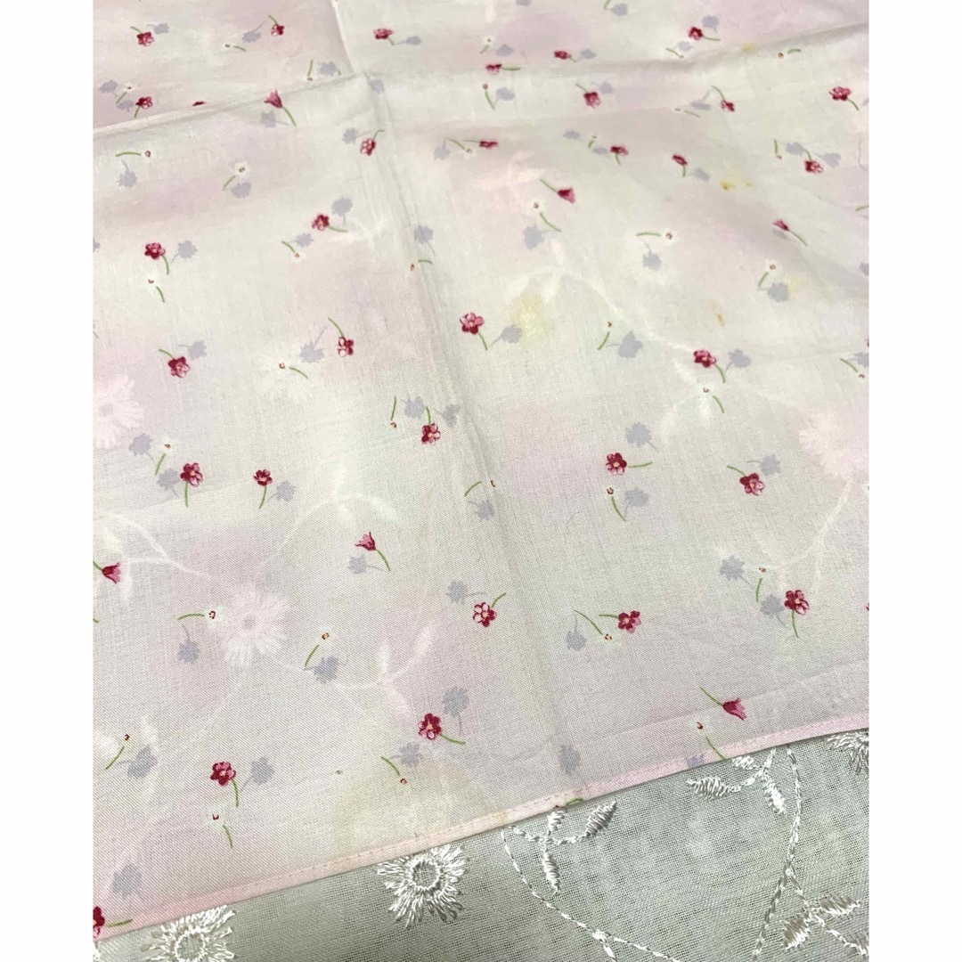 ELLE(エル)のELLE エル 小花柄 赤 ピンク ハンカチスカーフ レディースのファッション小物(バンダナ/スカーフ)の商品写真