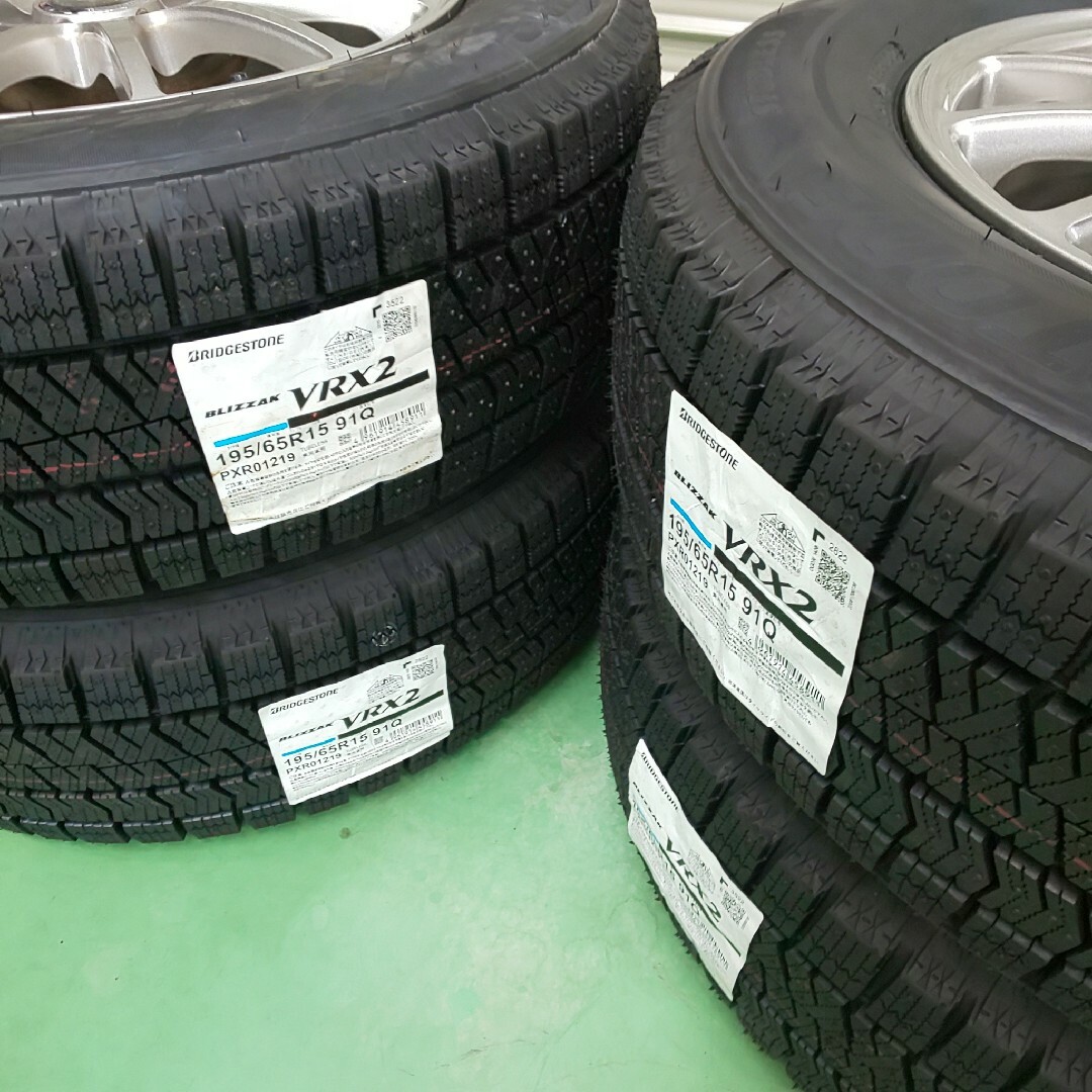 新品ブリヂストンVRX2 195/65R15　22年製×中古15インチホイール 自動車/バイクの自動車(タイヤ・ホイールセット)の商品写真