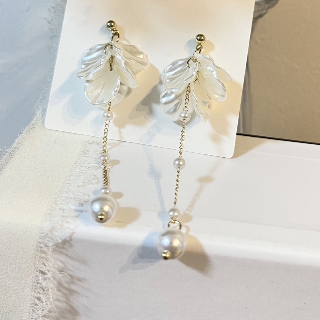 【新品❗️セール中❗️】花びらピアス　結婚式　前撮り　大ぶり　ゴールド レディースのアクセサリー(ピアス)の商品写真