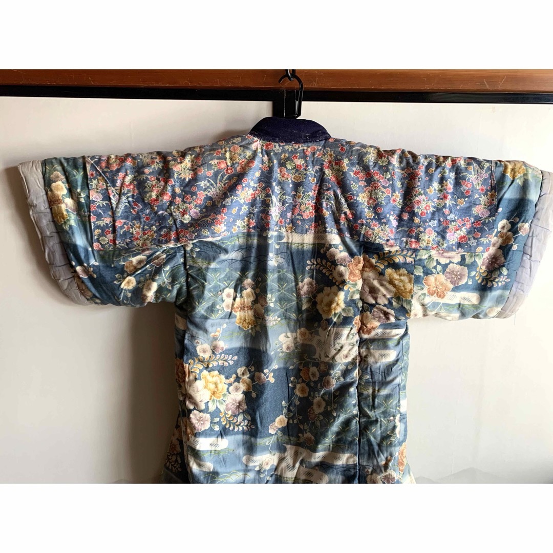 昭和レトロ】 かいまき布団 掻巻 花柄 鮮やか 和模様 ベロア 昭和レトロ】 かいまき布団 掻巻 花柄 鮮やか 和模様 ベロア
