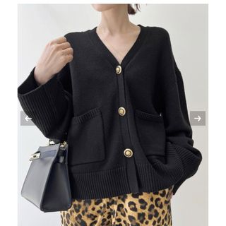 アパルトモンドゥーズィエムクラス(L'Appartement DEUXIEME CLASSE)のL'Appartement GOLD BUTTON V/N CARDIGAN(カーディガン)