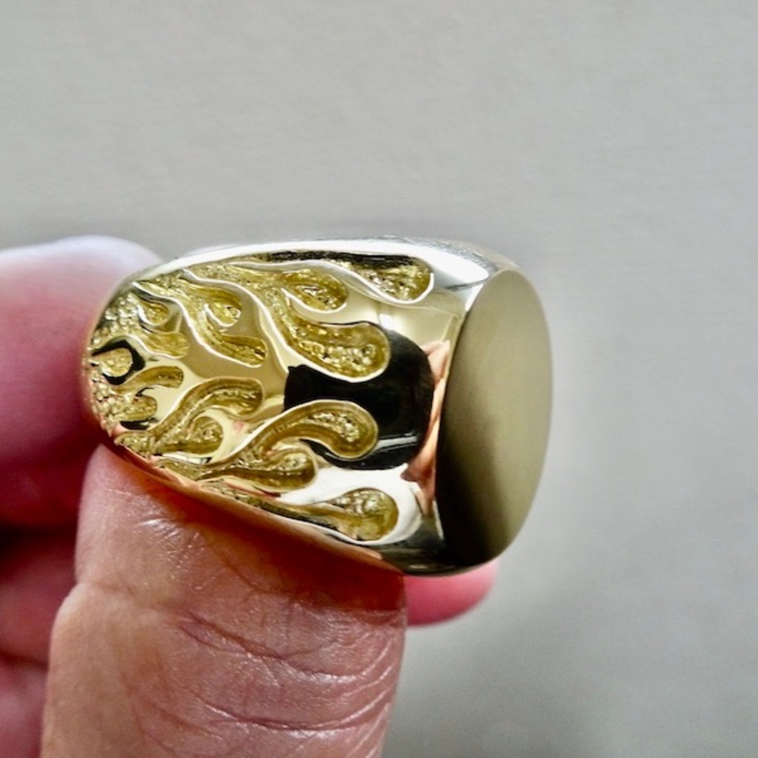 仁尾彫金『ゴールドファイヤーパターン楕円の印台リング、磨き』ハンドメイド169 メンズのアクセサリー(リング(指輪))の商品写真