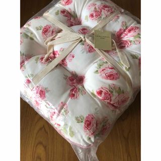 ローラアシュレイ(LAURA ASHLEY)の『専用』LAURA ASHLEYシートクッション(未使用品)2枚クチュールローズ(その他)