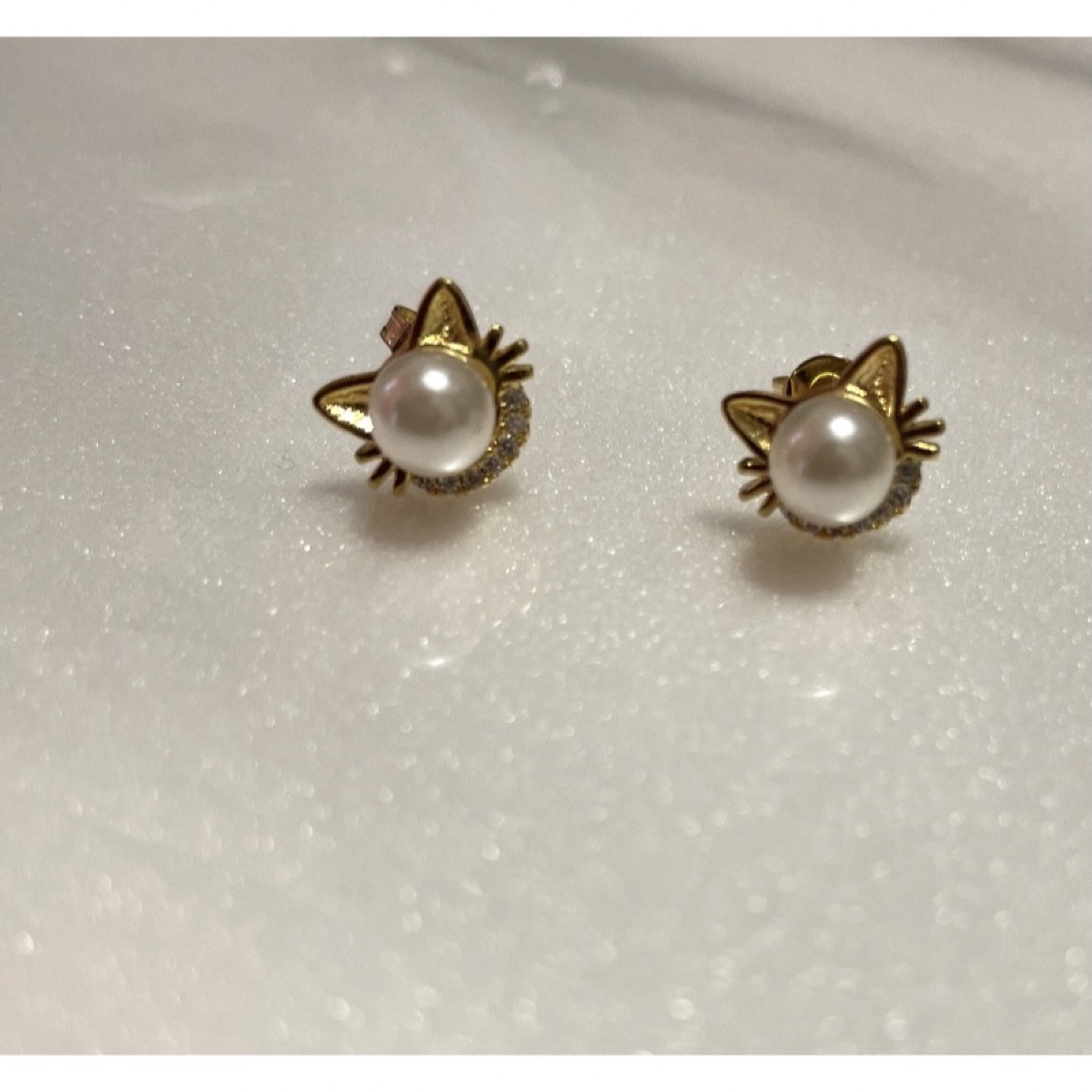 ピアス　猫の顔　パールとビジュ付き レディースのアクセサリー(ピアス)の商品写真