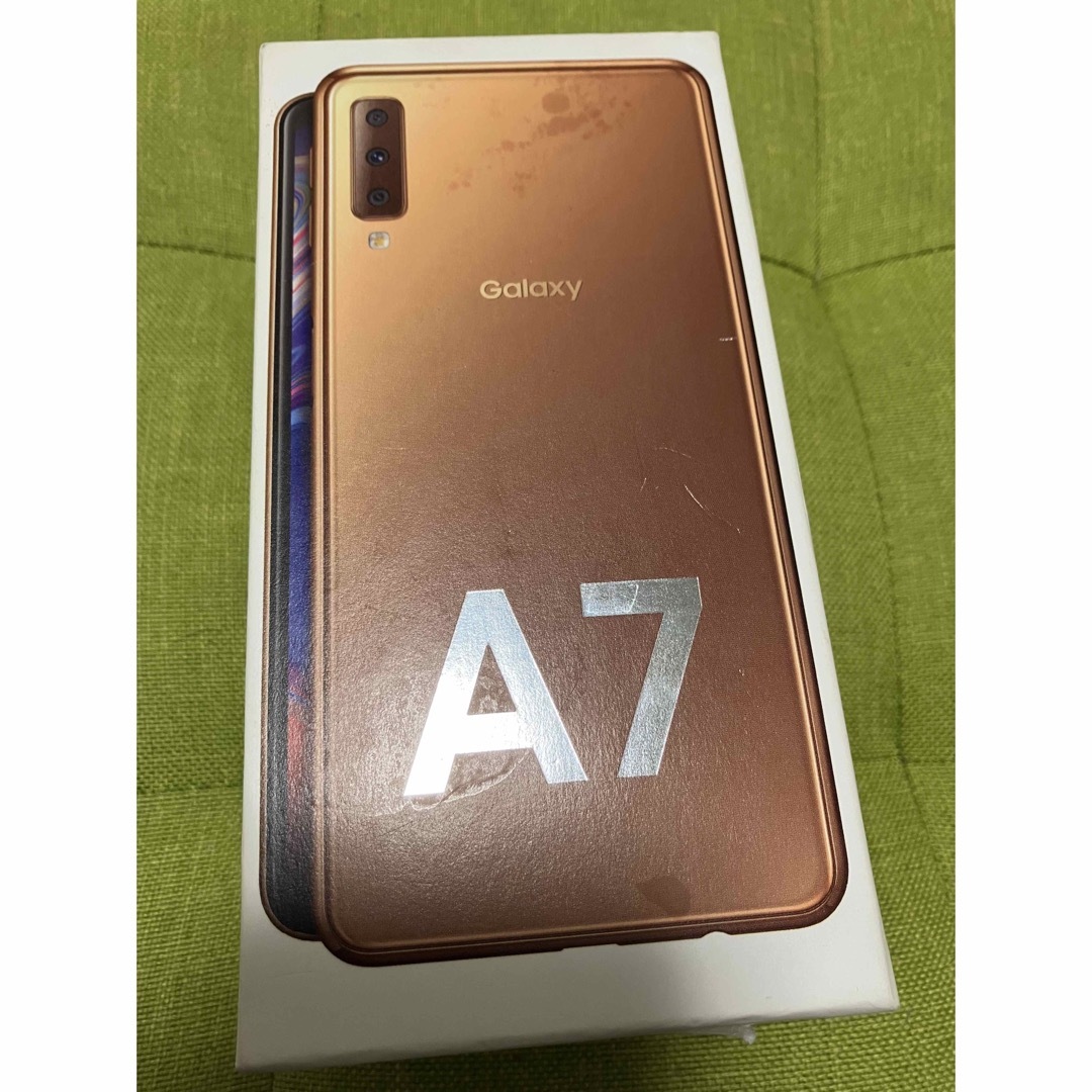 Galaxy(ギャラクシー)のGALAXY A7 ゴールド　カバー付き　SIMフリー スマホ/家電/カメラのスマートフォン/携帯電話(スマートフォン本体)の商品写真