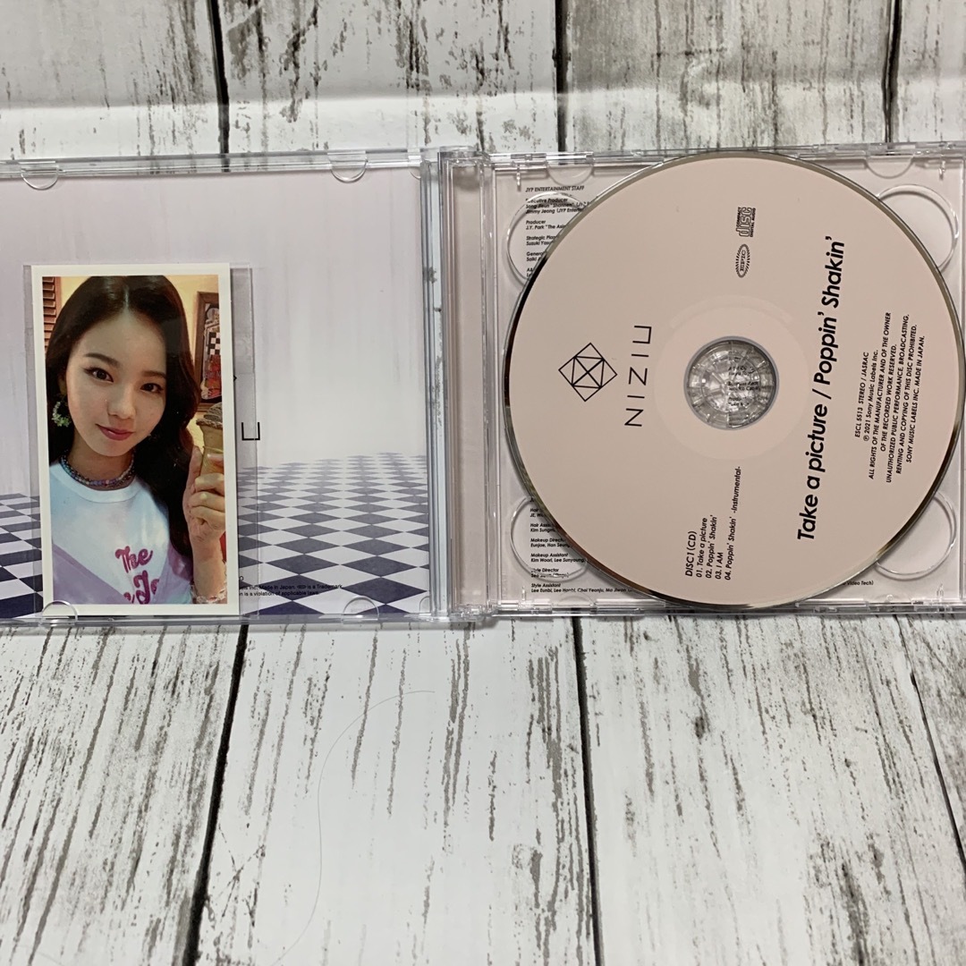 NiziU(ニジュー)のTake a picture/Poppin' Shakin'（初回生産限定盤A） エンタメ/ホビーのCD(ポップス/ロック(邦楽))の商品写真