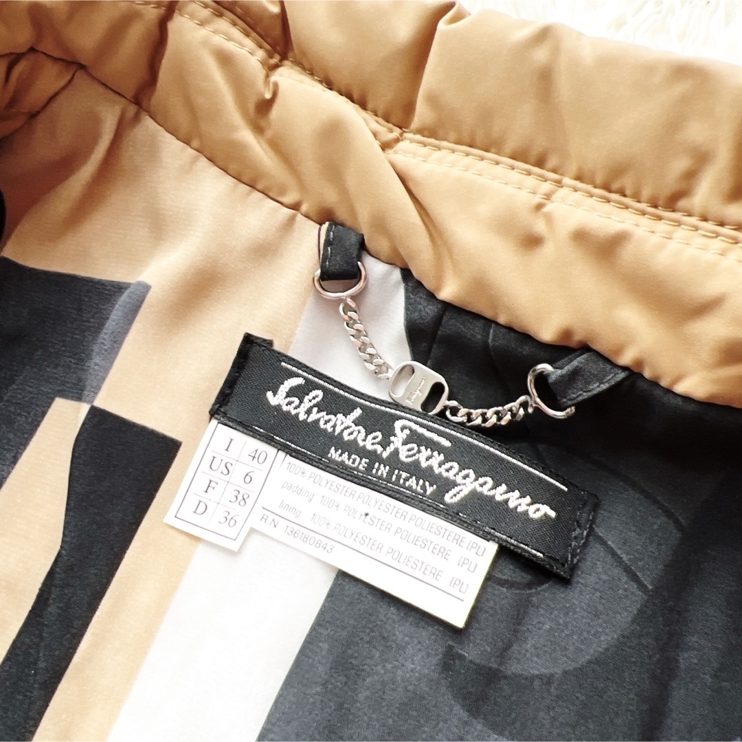 Salvatore Ferragamo(サルヴァトーレフェラガモ)の未使用　サルバトーレフェラガモ  中綿　ライト　ダウン　コート　ロング レディースのジャケット/アウター(ロングコート)の商品写真
