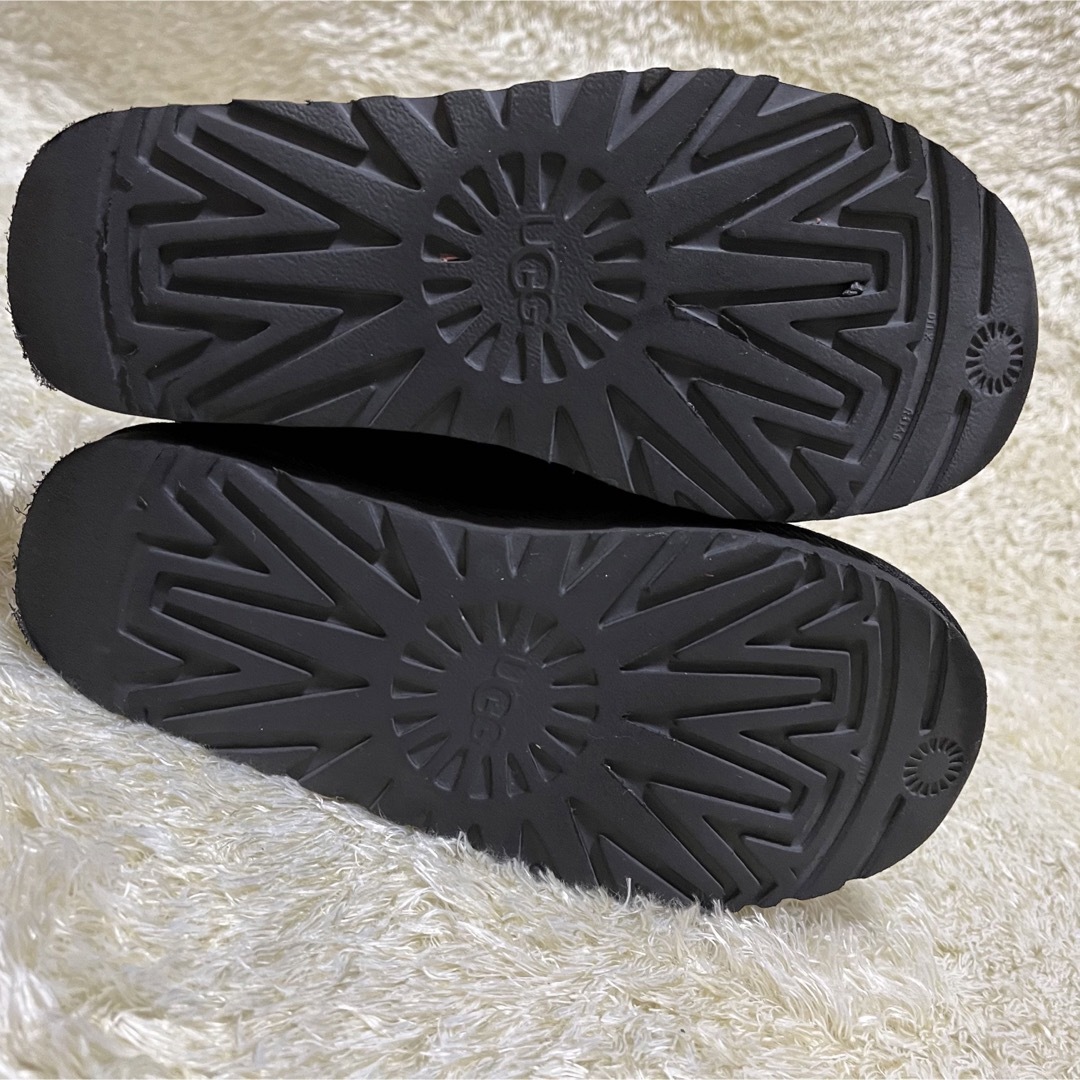 UGG(アグ)の✨美品✨UGG アグ ムートンブーツ 星チェーン スタースタッズ 黒 22.0 レディースの靴/シューズ(ブーツ)の商品写真