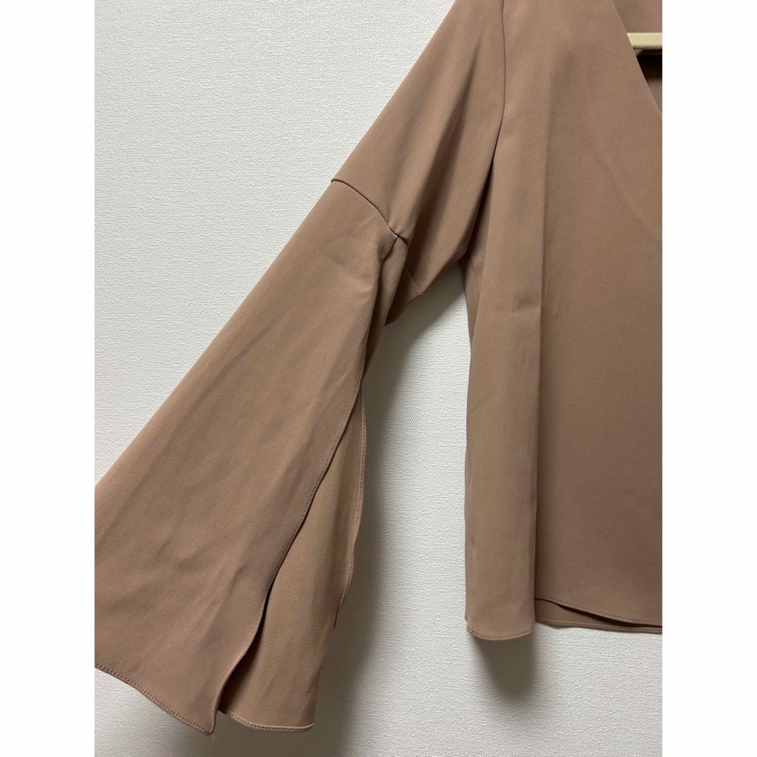 ZARA(ザラ)のベージュ　デザインカットソー レディースのトップス(カットソー(長袖/七分))の商品写真