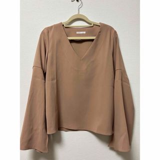 ザラ(ZARA)のベージュ　デザインカットソー(カットソー(長袖/七分))