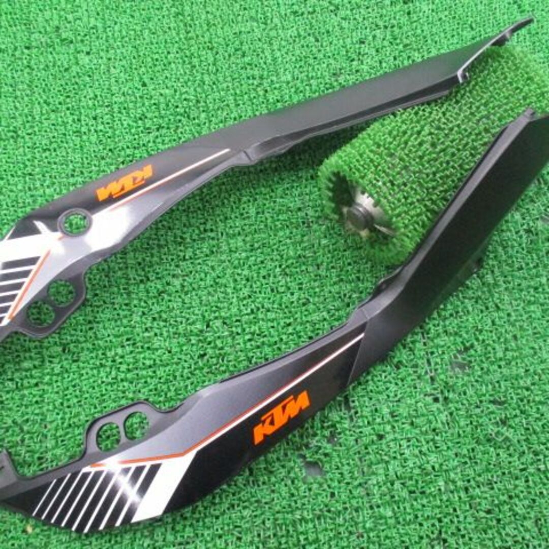 デューク125 シートカウル 左右 901 08 041 000/901 08 042 000 KTM 純正  バイク 部品 美品 901 08 041 000 901 車検 Genuine:22104483