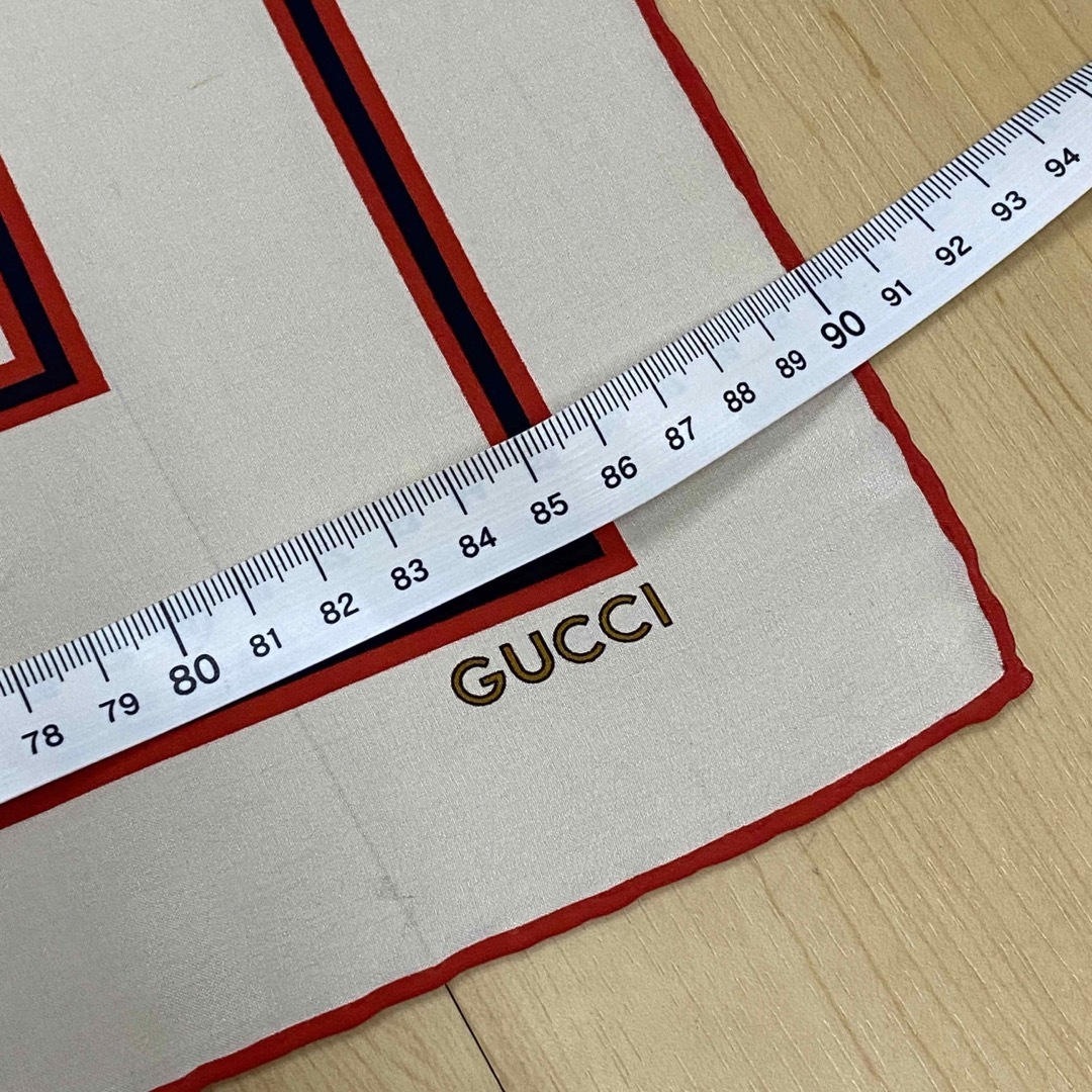 Gucci(グッチ)のGUCCI グッチ　スカーフ　オフホワイト　レッド　no.16 レディースのファッション小物(バンダナ/スカーフ)の商品写真