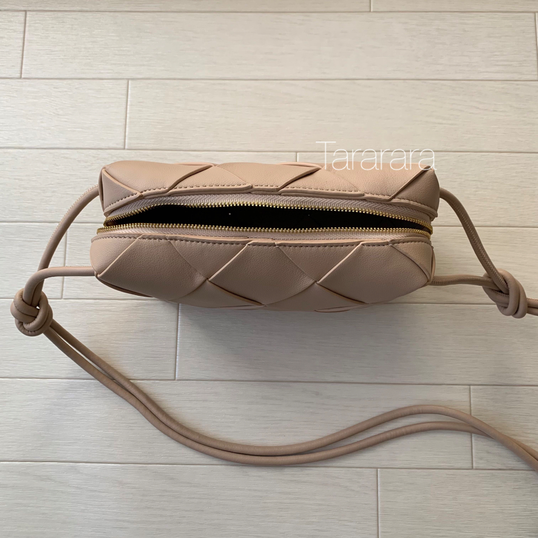 ●leather largeBraided バック beige●本革 レディースのバッグ(ショルダーバッグ)の商品写真