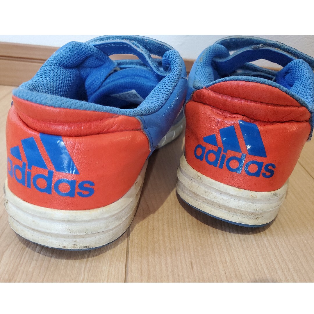adidas(アディダス)のadidas　キッズ　22 キッズ/ベビー/マタニティのキッズ靴/シューズ(15cm~)(スニーカー)の商品写真