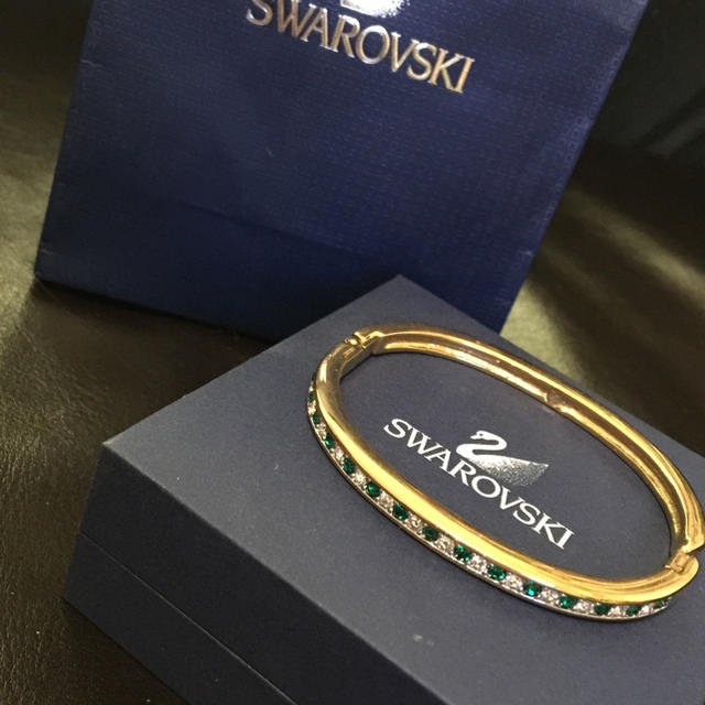 SWAROVSKI(スワロフスキー)のスワロフスキー バングル ブレスレット 正規品 エメラルド色  レディースのアクセサリー(ブレスレット/バングル)の商品写真