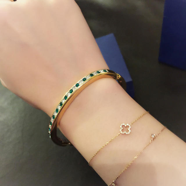 SWAROVSKI(スワロフスキー)のスワロフスキー バングル ブレスレット 正規品 エメラルド色  レディースのアクセサリー(ブレスレット/バングル)の商品写真