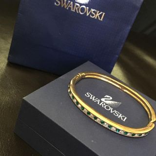 スワロフスキー(SWAROVSKI)のスワロフスキー バングル ブレスレット 正規品 エメラルド色 (ブレスレット/バングル)