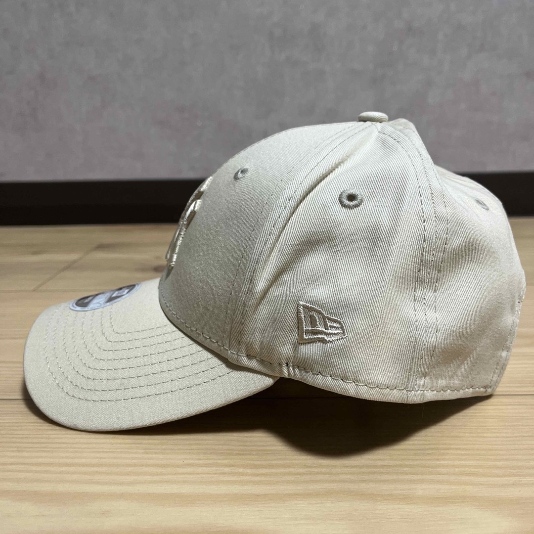 NEW ERA(ニューエラー)の訳あり品　ニューエラ　NEW ERA NY ニューヨークヤンキース　オフホワイト レディースの帽子(キャップ)の商品写真