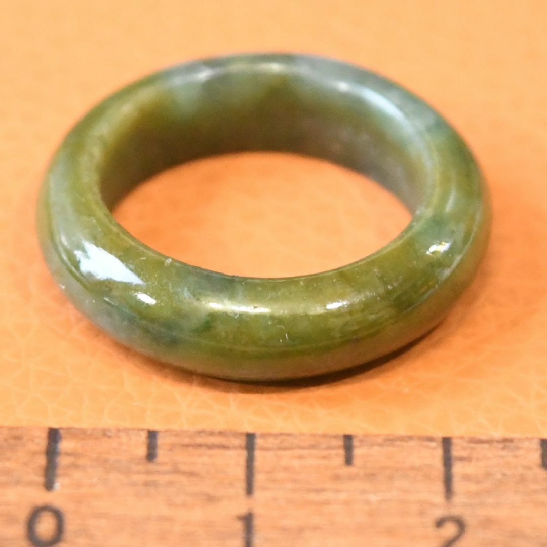 J1054　ヒスイ　翡翠　リング　指輪　14号　ミャンマー　ジェイド　ジェダイト レディースのアクセサリー(リング(指輪))の商品写真
