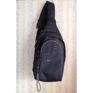 ナイキ(NIKE)のNIKE ボディバッグ (8L)(ボディーバッグ)