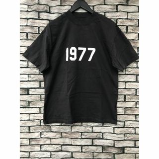 FEAR OF GOD - FOG エッセンシャルズ 1977ロゴ 半袖 Tシャツ ブラック ...