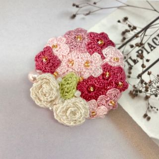 白いバラとピンクの小花のブローチ　くるみボタン　刺繍ブローチ　(B-031)(コサージュ/ブローチ)