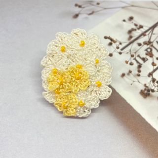 マーガレットのブローチ　編み小花　ハンドメイド　B-032 刺繍ブローチ(コサージュ/ブローチ)