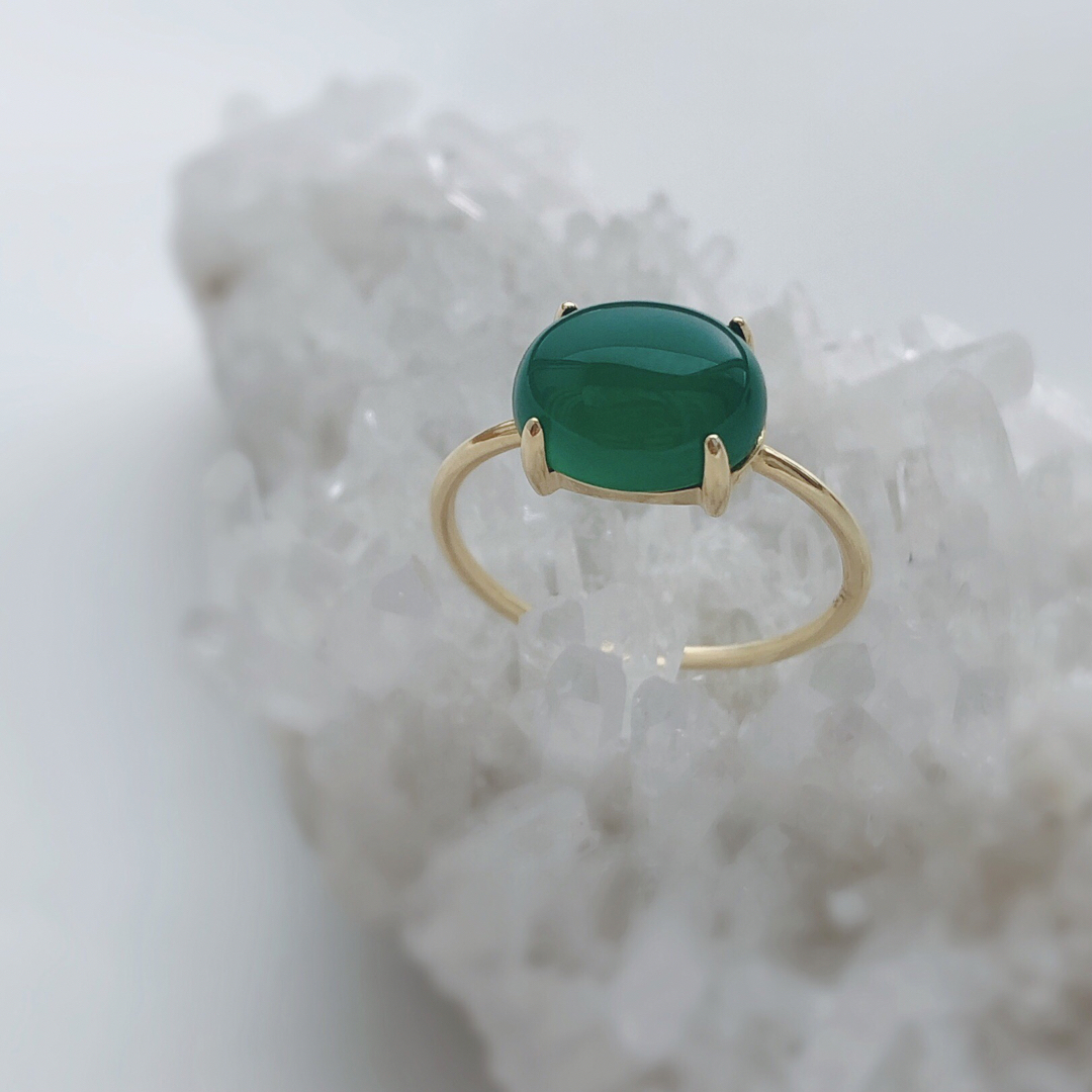 大粒！グリーンオニキスリング　天然石　指輪　ゴールド 緑 ハンドメイドのアクセサリー(リング)の商品写真