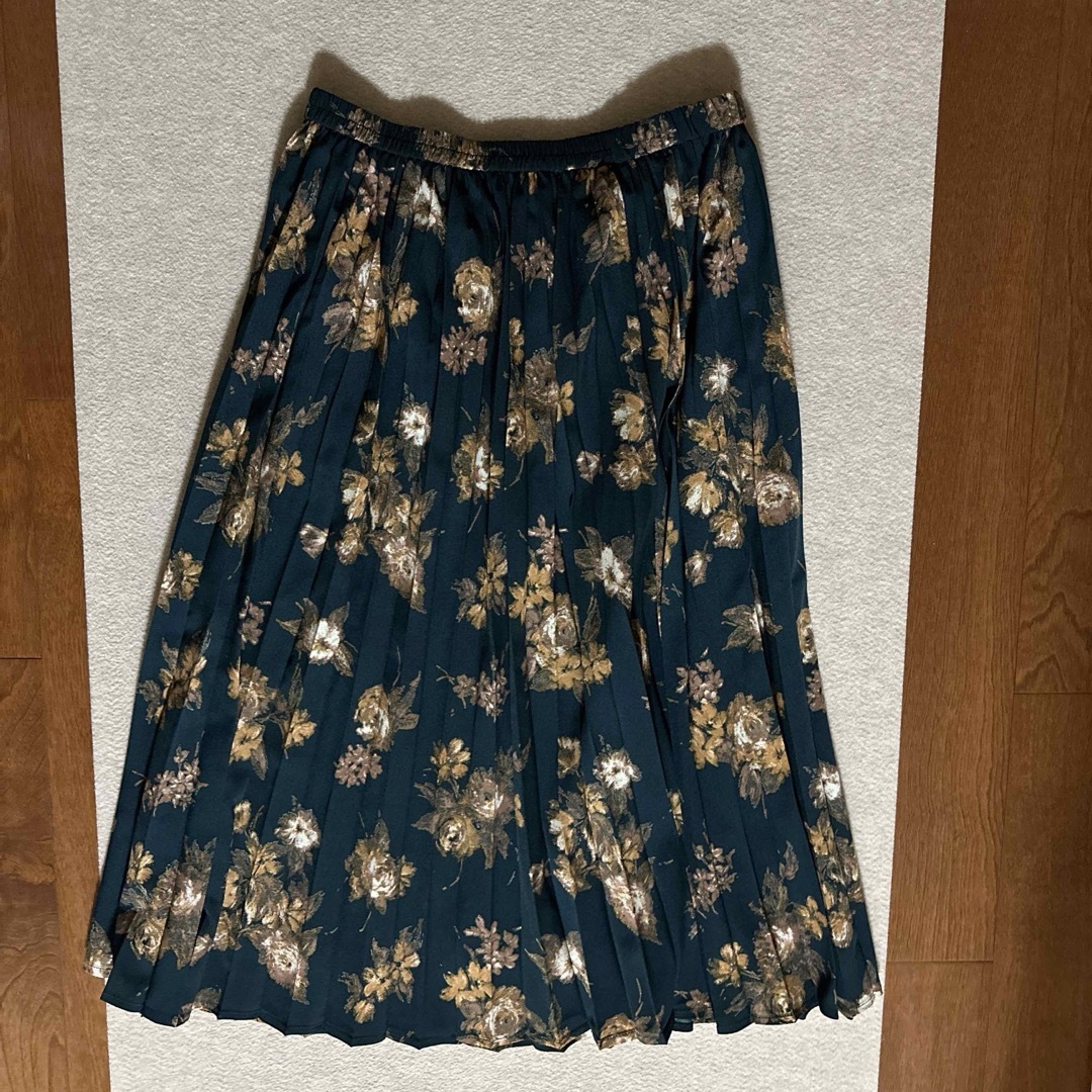 GU(ジーユー)の花柄プリーツスカート レディースのスカート(ひざ丈スカート)の商品写真