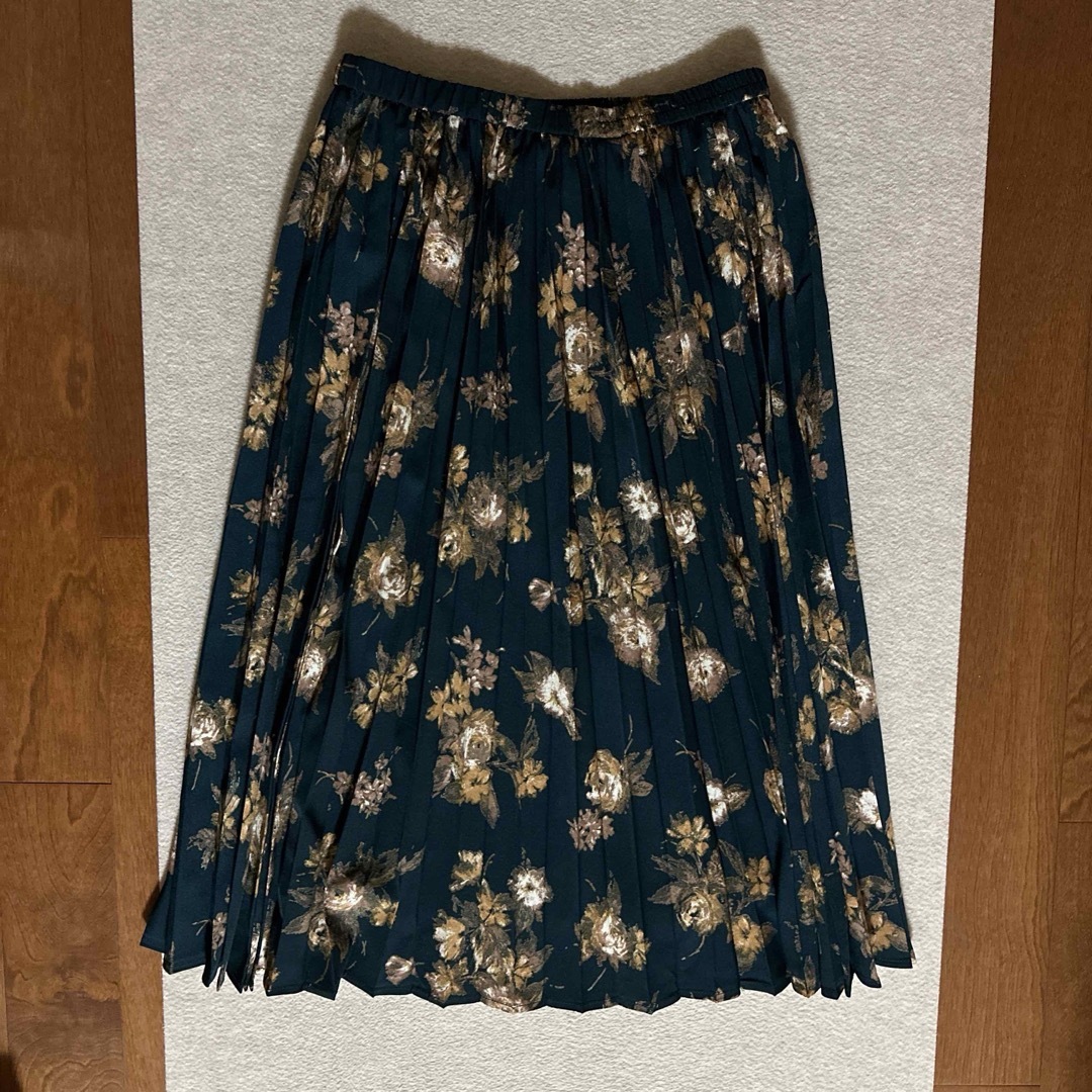 GU(ジーユー)の花柄プリーツスカート レディースのスカート(ひざ丈スカート)の商品写真