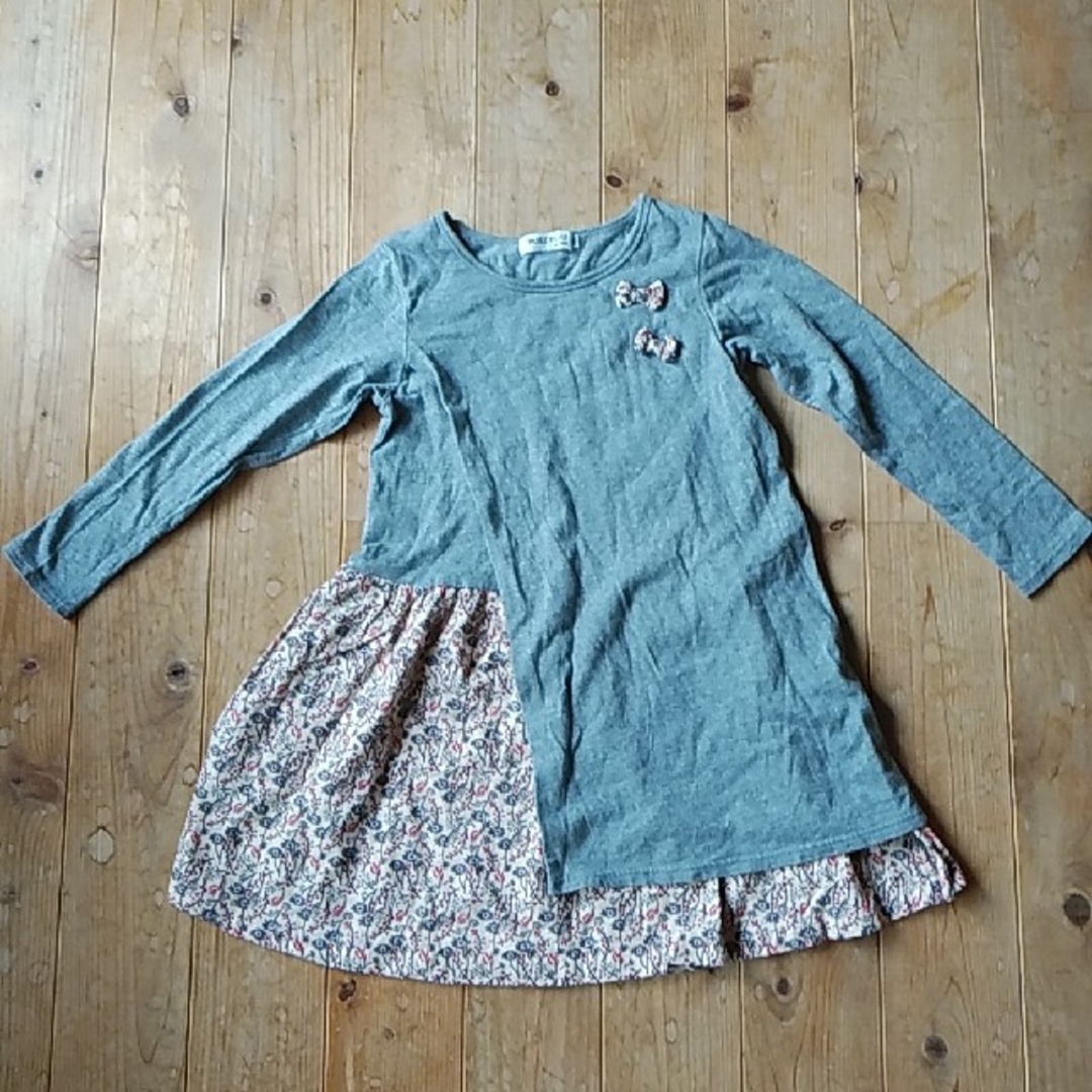 BeBe(ベベ)の130　グレーと花柄　ワンピース キッズ/ベビー/マタニティのキッズ服女の子用(90cm~)(ワンピース)の商品写真