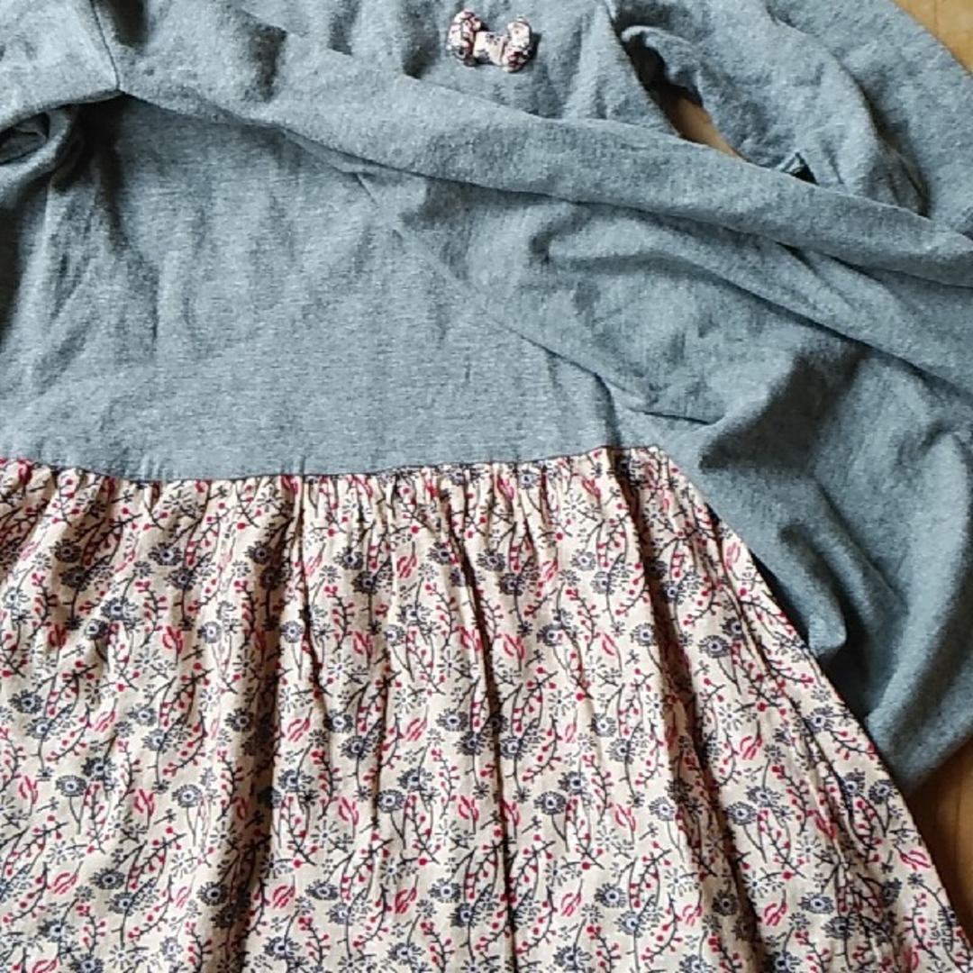 BeBe(ベベ)の130　グレーと花柄　ワンピース キッズ/ベビー/マタニティのキッズ服女の子用(90cm~)(ワンピース)の商品写真