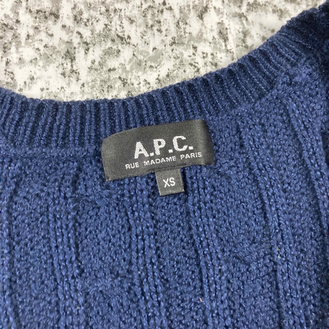 A.P.C(アーペーセー)の【グッドレギュラー】アーペーセー　ケーブルコットンカーディガン　ネイビー メンズのトップス(カーディガン)の商品写真