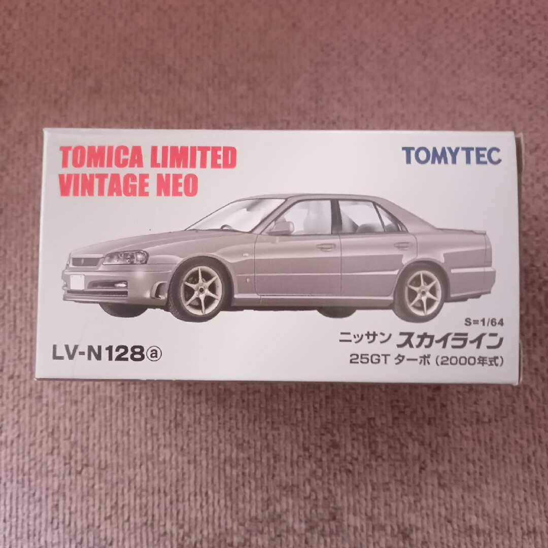 日産(ニッサン)のトミカヴィンテージネオ1/64LV-N128aスカイライン25GTターボ銀完成品 エンタメ/ホビーのおもちゃ/ぬいぐるみ(ミニカー)の商品写真