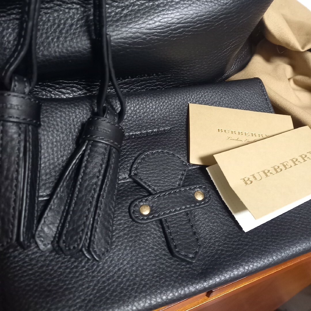 BURBERRY(バーバリー)のBURBERRY バーバリー アシュビー レザー巾着型ショルダーバッグ ブラック レディースのバッグ(ショルダーバッグ)の商品写真