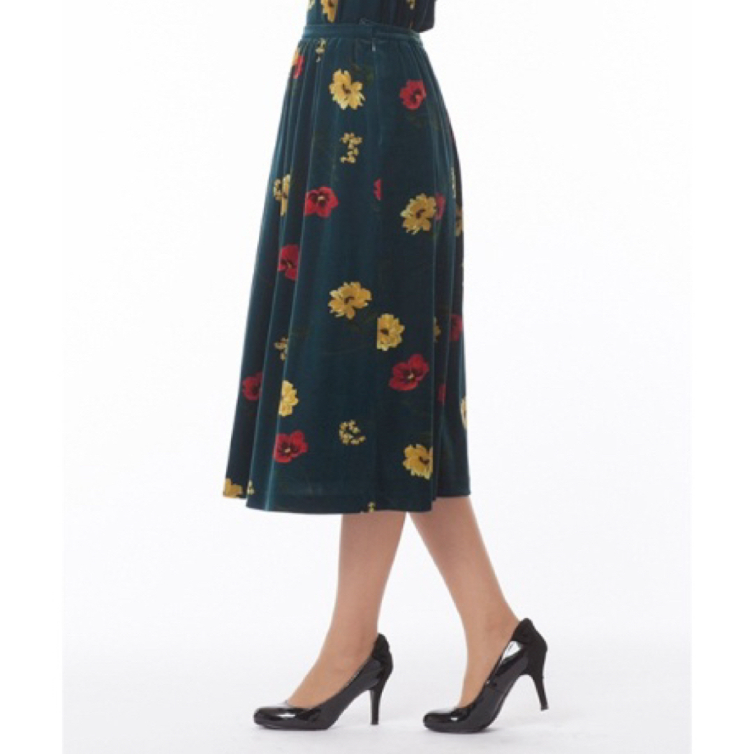 Rose Tiara(ローズティアラ)の大きいサイズ　ローズティアラ　フラワープリントベロア　ミディ丈スカート レディースのスカート(ひざ丈スカート)の商品写真