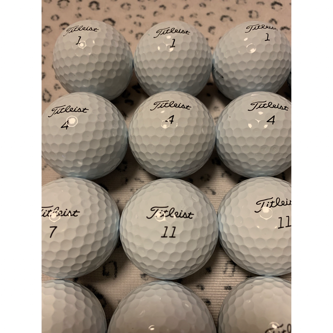 Titleist(タイトリスト)の【最新モデル!!23年】Titleist Pro V1ゴルフロストボール30個 スポーツ/アウトドアのゴルフ(その他)の商品写真