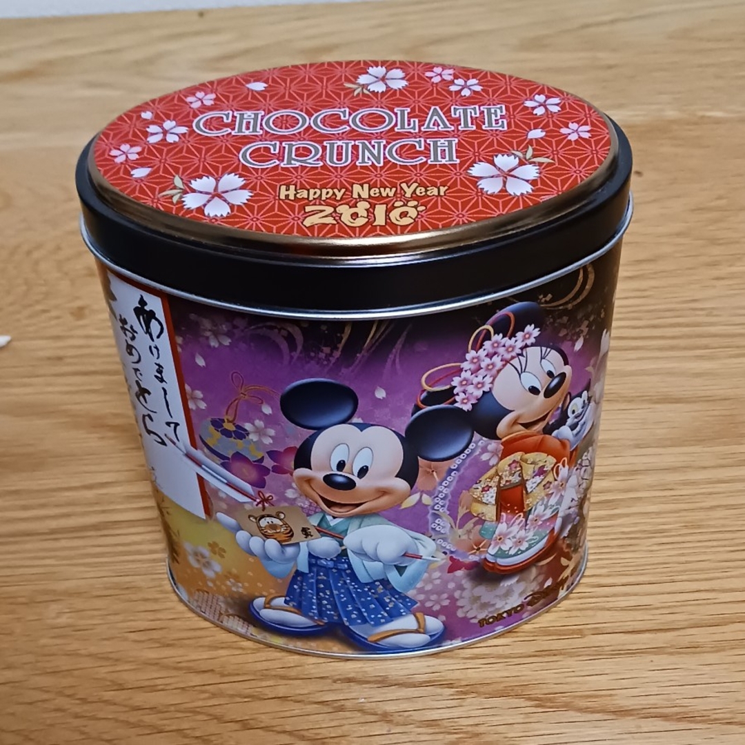 Disney(ディズニー)の2010新年ディズニーリゾートクランチ缶 エンタメ/ホビーのおもちゃ/ぬいぐるみ(キャラクターグッズ)の商品写真