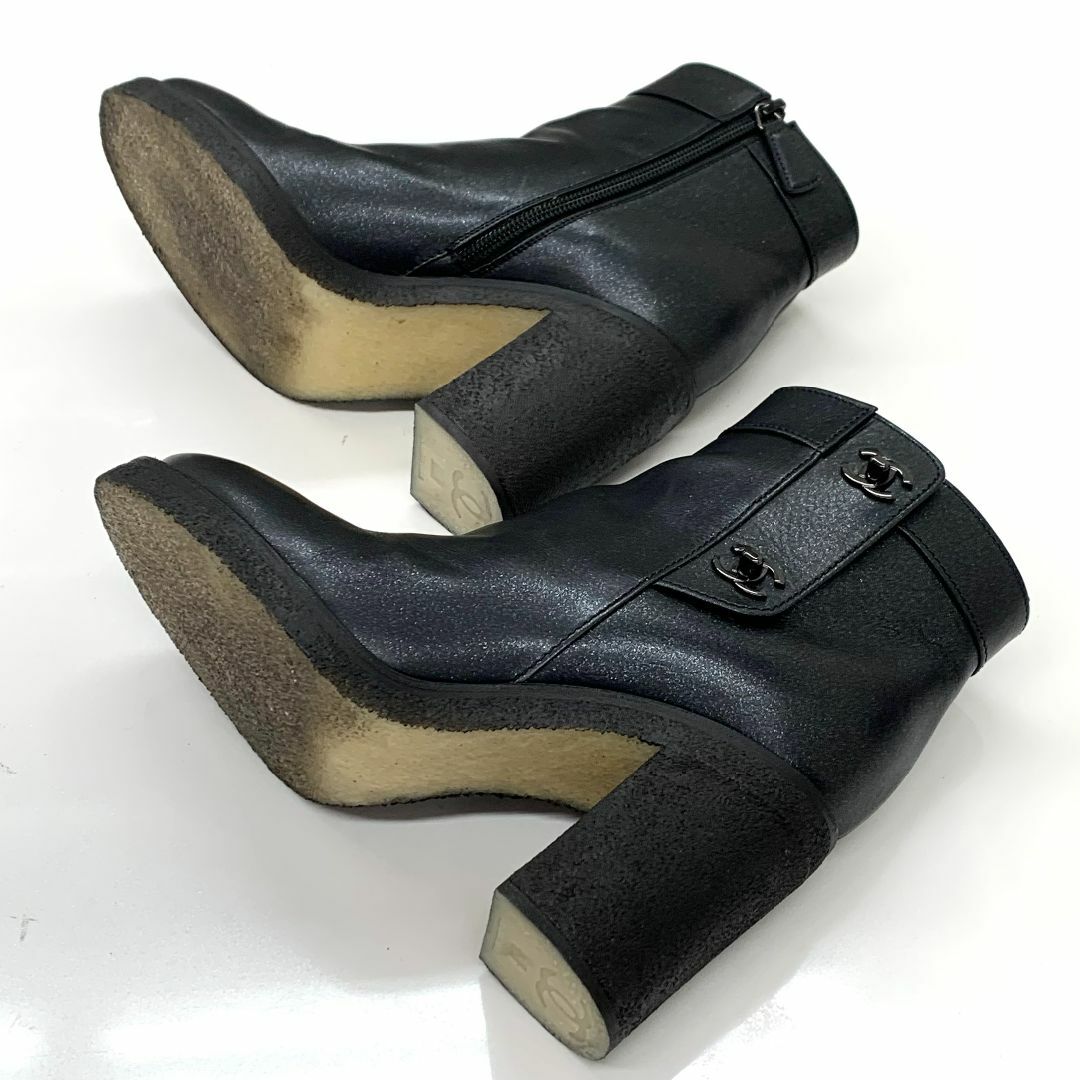 CHANEL(シャネル)の6593 シャネル レザー ラメ ターンロック ココマーク ショートブーツ レディースの靴/シューズ(ブーツ)の商品写真