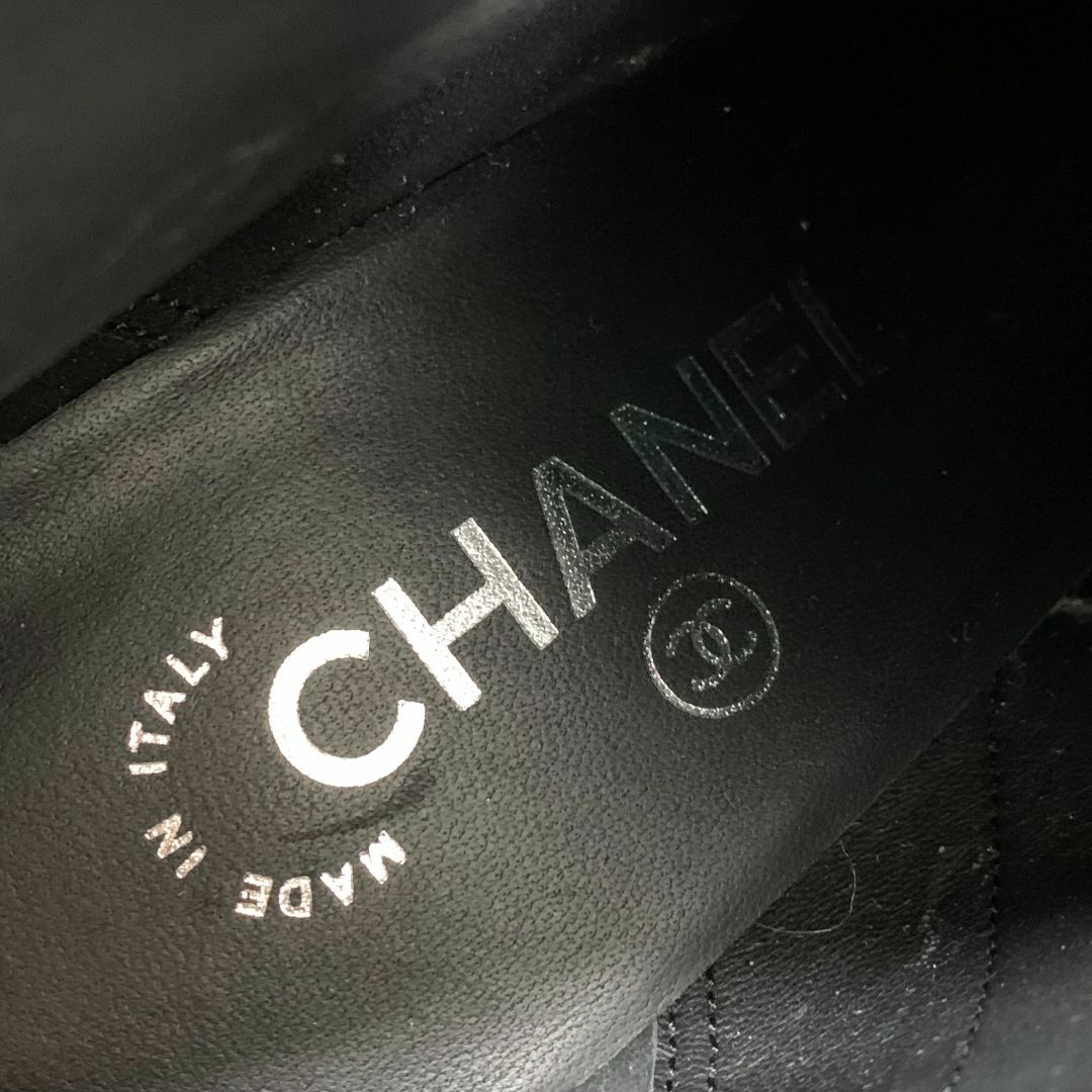 CHANEL(シャネル)の6593 シャネル レザー ラメ ターンロック ココマーク ショートブーツ レディースの靴/シューズ(ブーツ)の商品写真